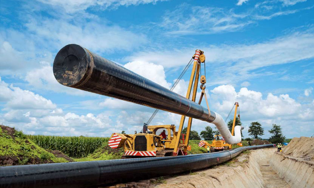 Bagger verlegt Pipelineabschnitt